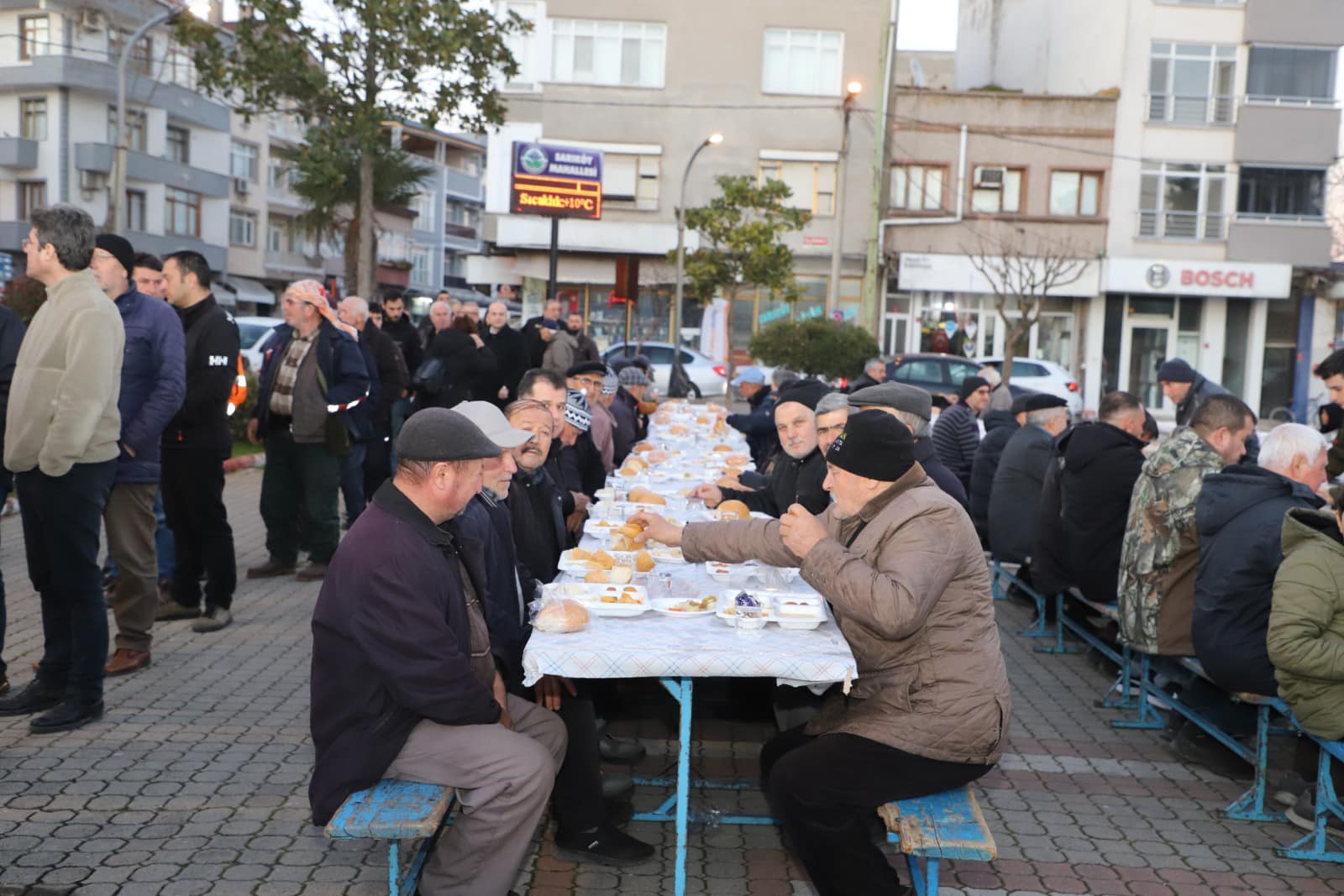Gönen Belediyesi, Sarıköy Mahallesi'nde iftar programı düzenledi.