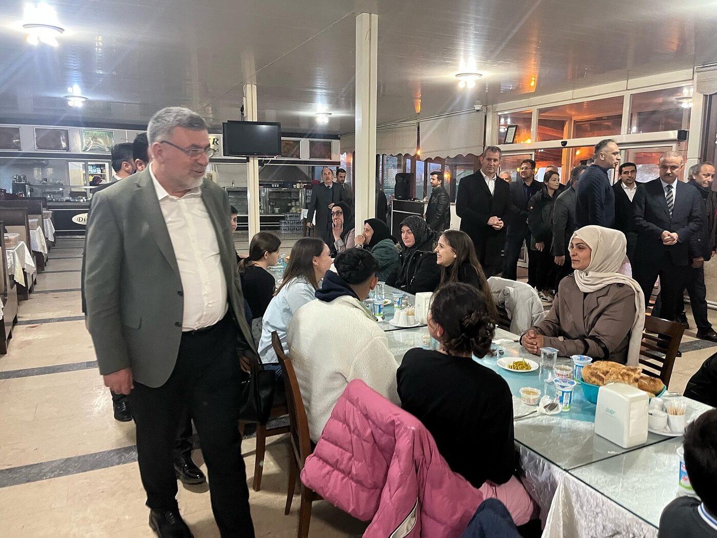 Kepsut Belediye Başkanı İsmail Cankul, ilçede düzenlenen iftar yemeğine katılım