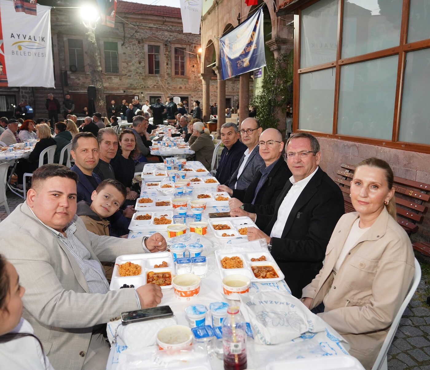 Ayvalık Belediye Başkanı Mesut Ergin, Küçükköy'de düzenlenen iftar yemeğine katılım