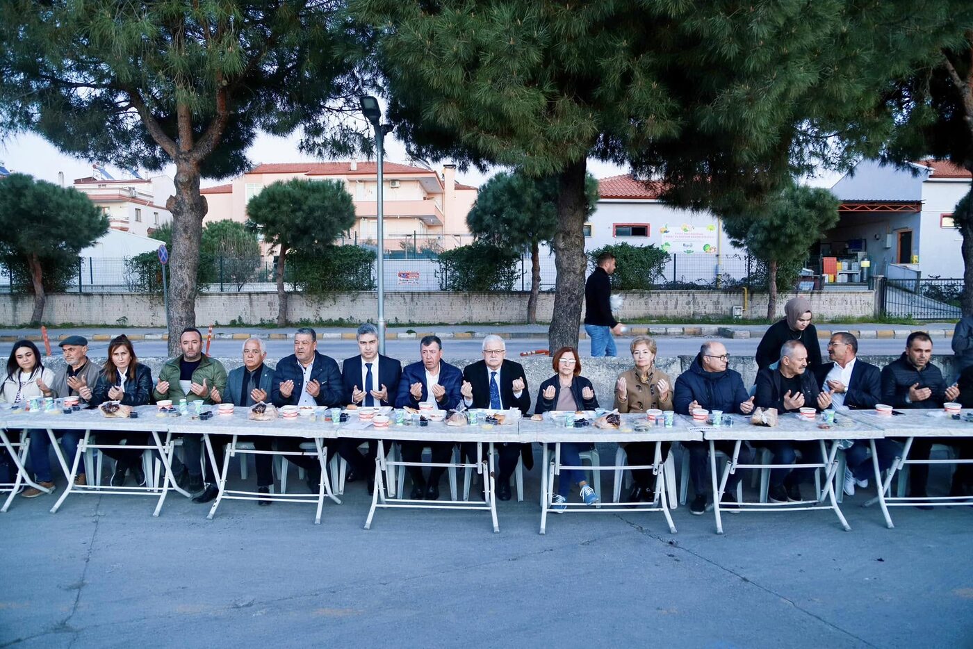 Burhaniye Belediye Başkanı Ali Kemal Deveciler, Bahçelievler Mahallesi’nde düzenlenen iftar