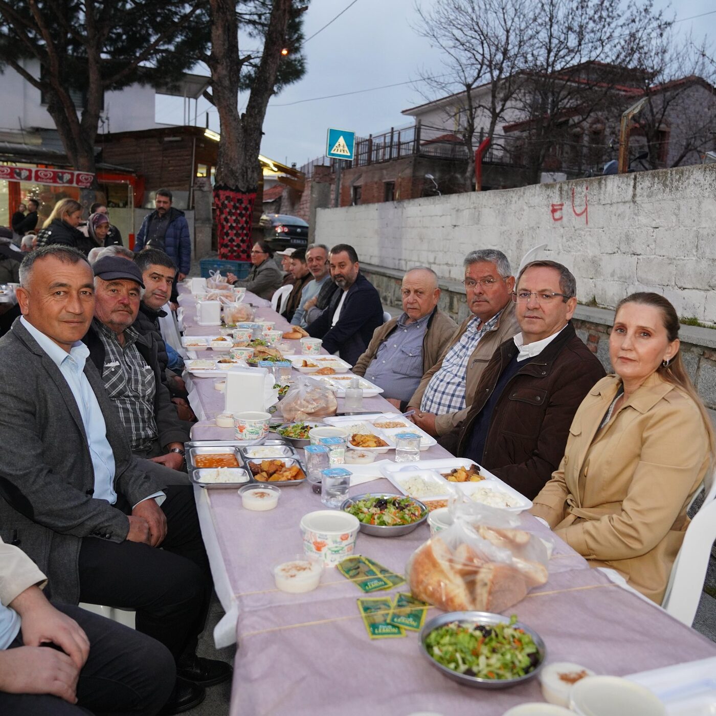 Ayvalık Belediye Başkanı Mesut Ergin, Bağyüzü Köyü'nde düzenlenen iftara katıldı.