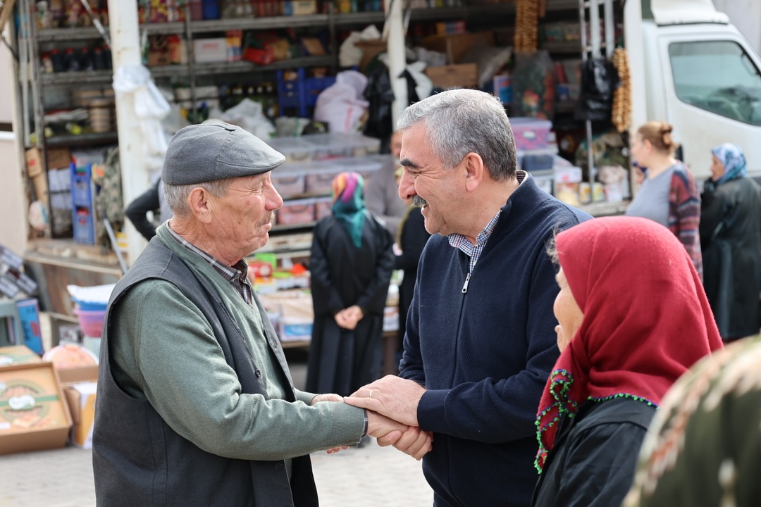 Balya Belediye Başkanı Orhan Gaga, kırsal mahallelerdeki pazaryerlerini ziyaret ederek