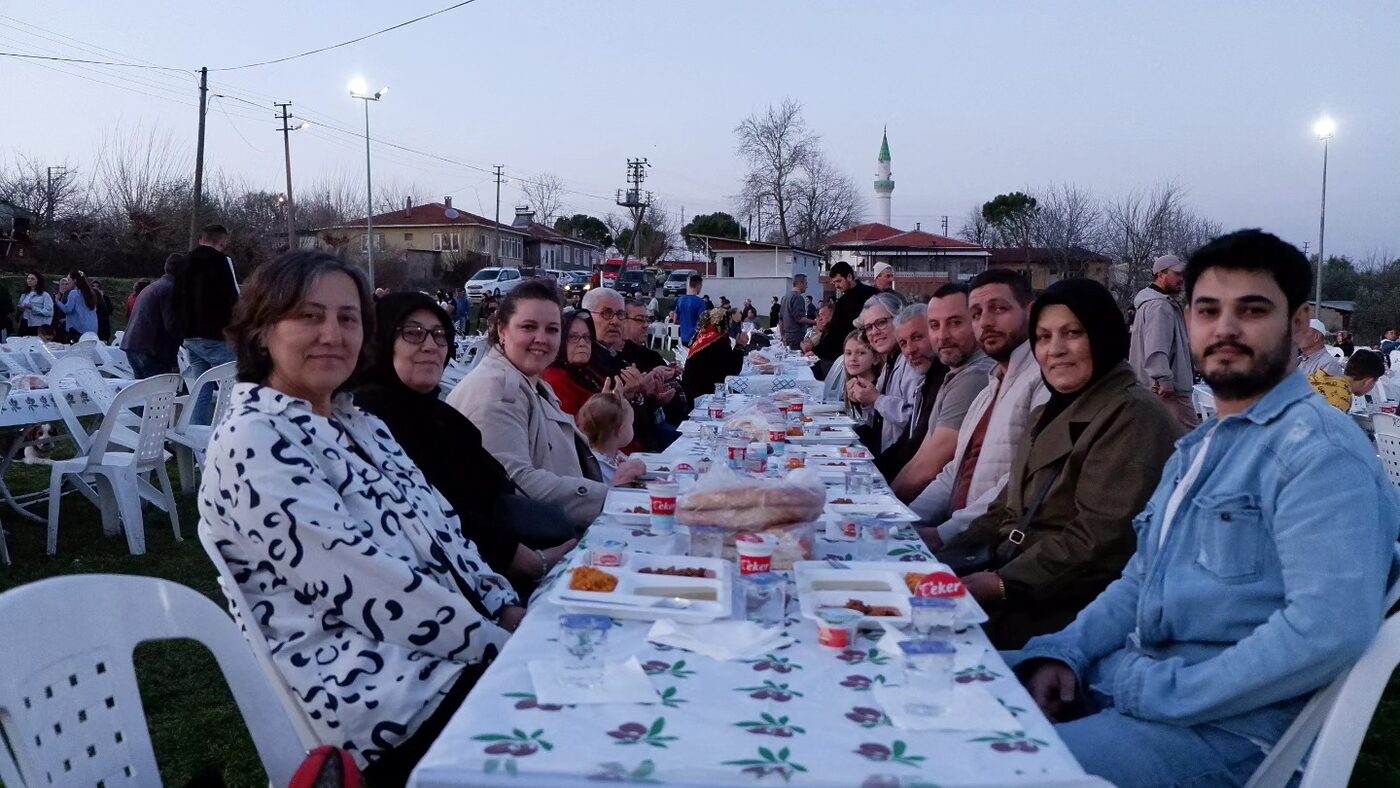 Susurluk Belediye Başkanı Hakan Yıldırım Semizel, Balıklıdere Mahallesi'nde düzenlenen iftara