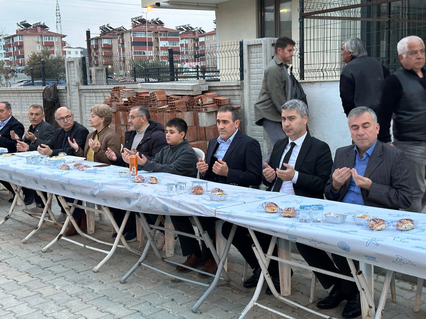 Burhaniye Kaymakamı İlyas Memiş, Hürriyet Mahallesi'nin düzenlediği 'Mahalle İftar Programı'na