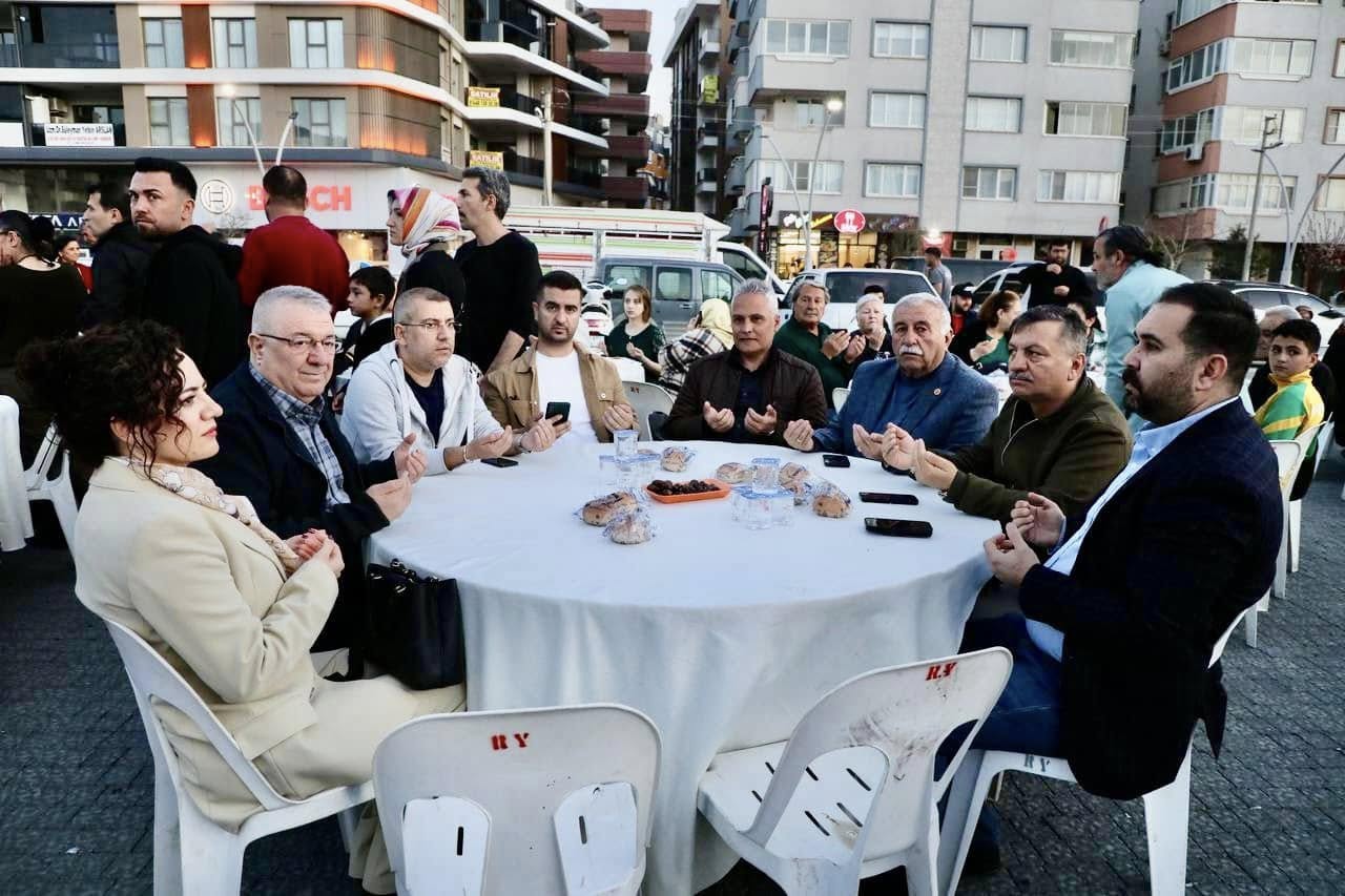 Edremit Belediye Başkanı Mehmet Ertaş, ilçede düzenlenen iftar yemeğine katıldı.