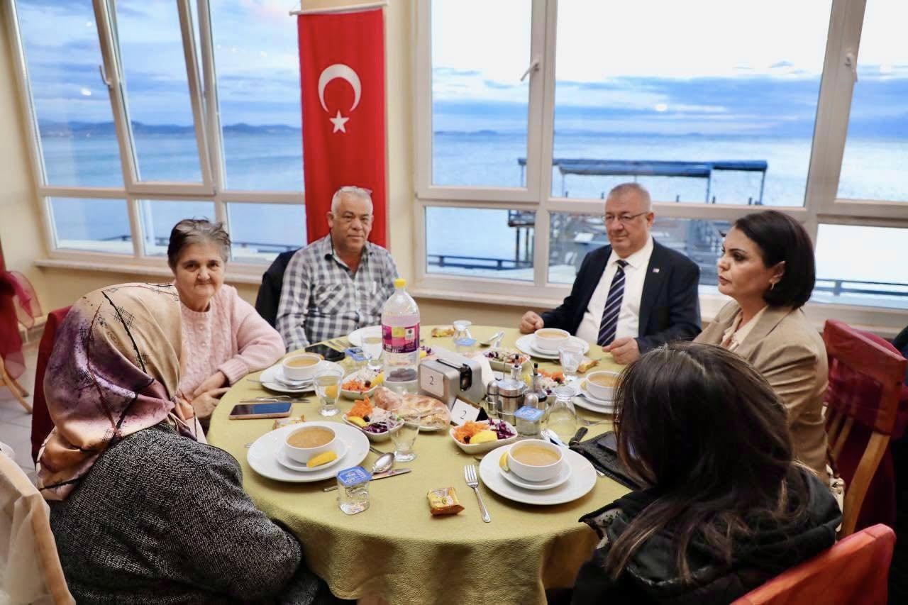 BAŞKAN ERTAŞ İFTARA KATILDI Edremit Belediye Başkanı Mehmet Ertaş, Edremit Kaymakamlığı ile Garnizon Komutanlığı'nın
