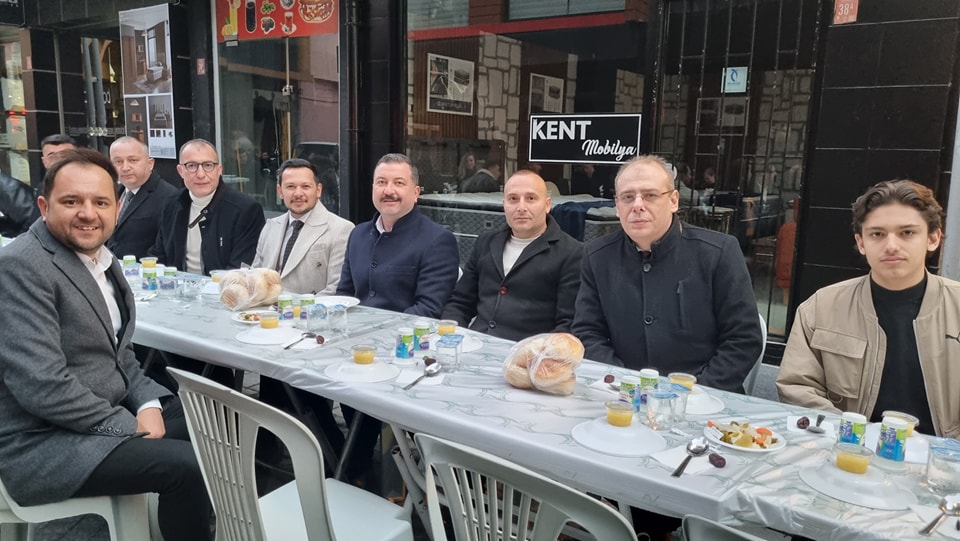 Milliyetçi Hareket Partisi teşkilatları, sokak iftarında vatandaşlarla buluştu