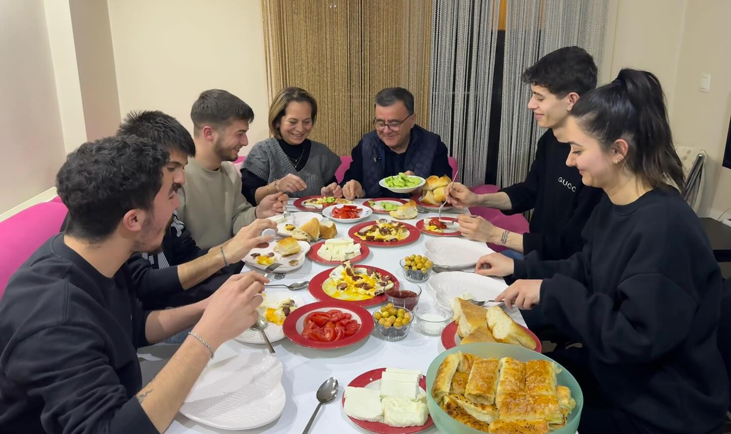 Altıeylül Belediye Başkanı Hakan Şehirli, üniversite öğrencisi gençlerin sahur sofralarına
