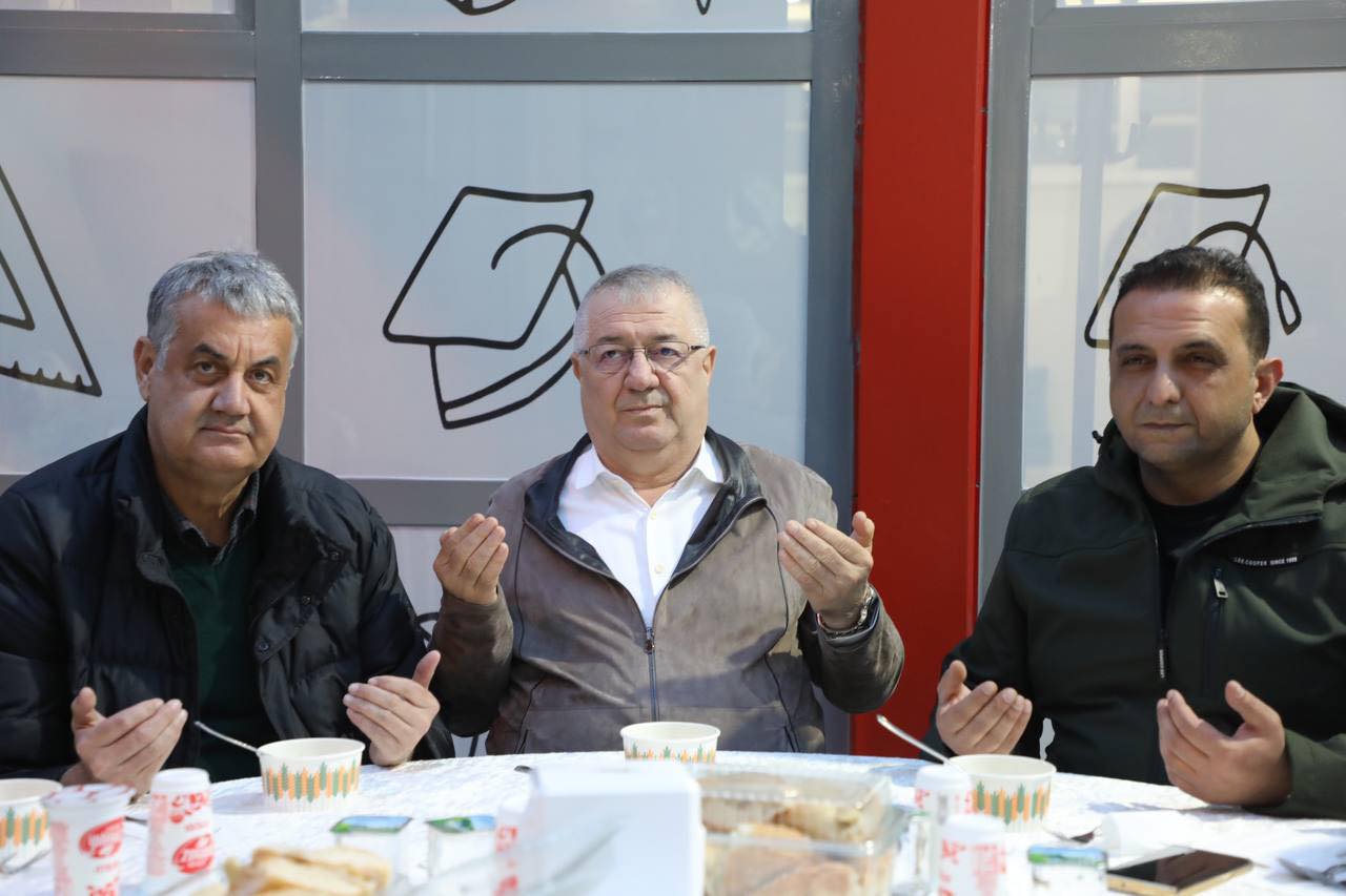 Edremit Belediye Başkanı Mehmet Ertaş, ilçede düzenlenen iftar yemeğine katılım