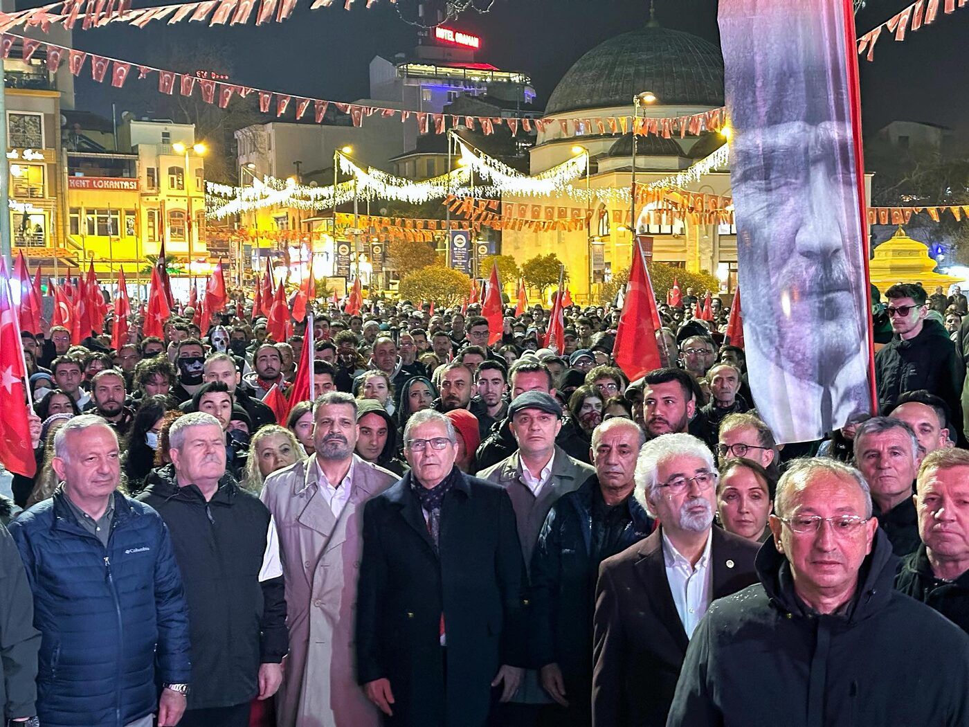 Dün akşam Bandırma'da Ekrem İmamoğlu'na destek için binlerce kişi meydandaydı.