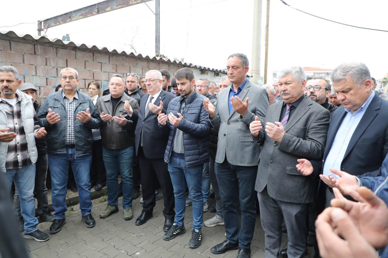 Edremit Belediye Başkanı Mehmet Ertaş, ilçede düzenlenen cenaze törenine katıldı.