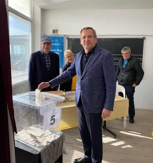 BAŞKAN ERGİN OY KULLANDI Ayvalık Belediye Başkanı Mesut Ergin, CHP'nin ön seçimi için oyunu