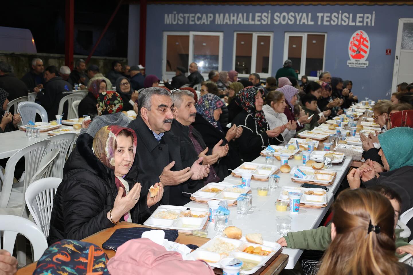 Balya Belediye Başkanı Orhan Gaga, Müstecap Mahallesi'nde düzenlenen iftar yemeğine