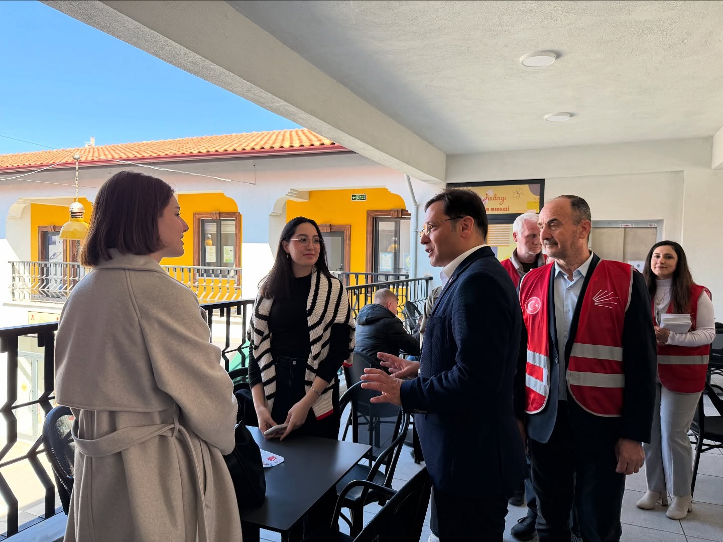 Sındırgı Belediye Başkanı Serkan Sak, esnafları ve pazaryerini ziyaret ederek