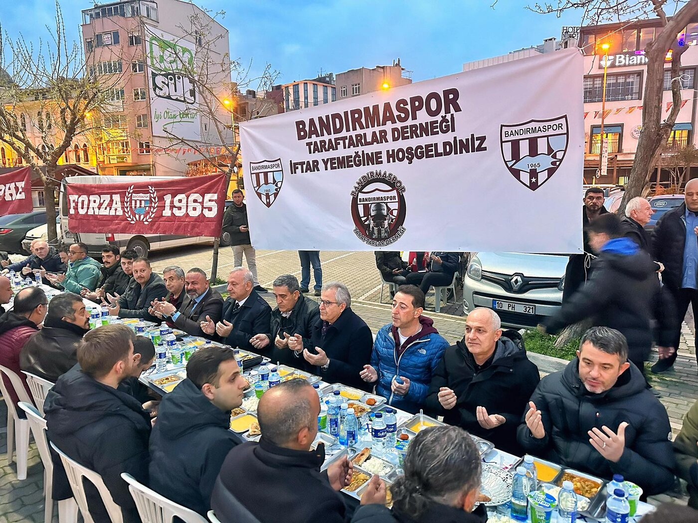 Bandırma Belediye Başkanı Dursun Mirza, Bandırmaspor'un düzenlediği iftar yemeğine katıldı.