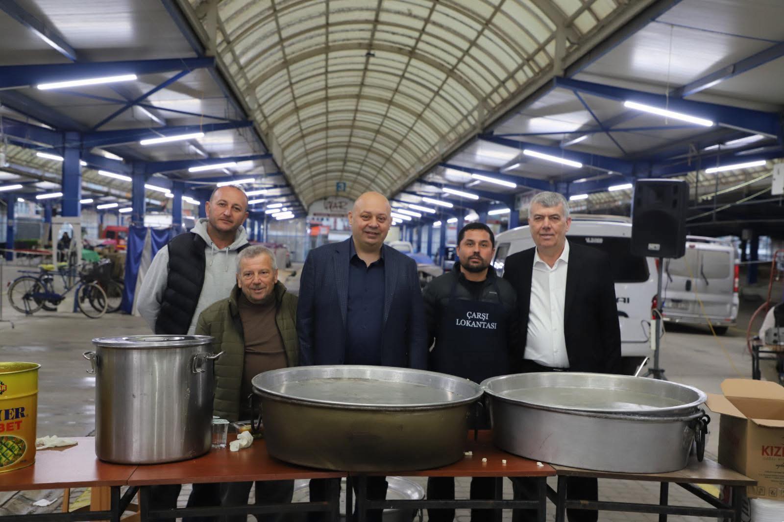 Gönen Belediye Başkanı İbrahim Palaz, iftarda vatandaşlarla bir araya geldi.