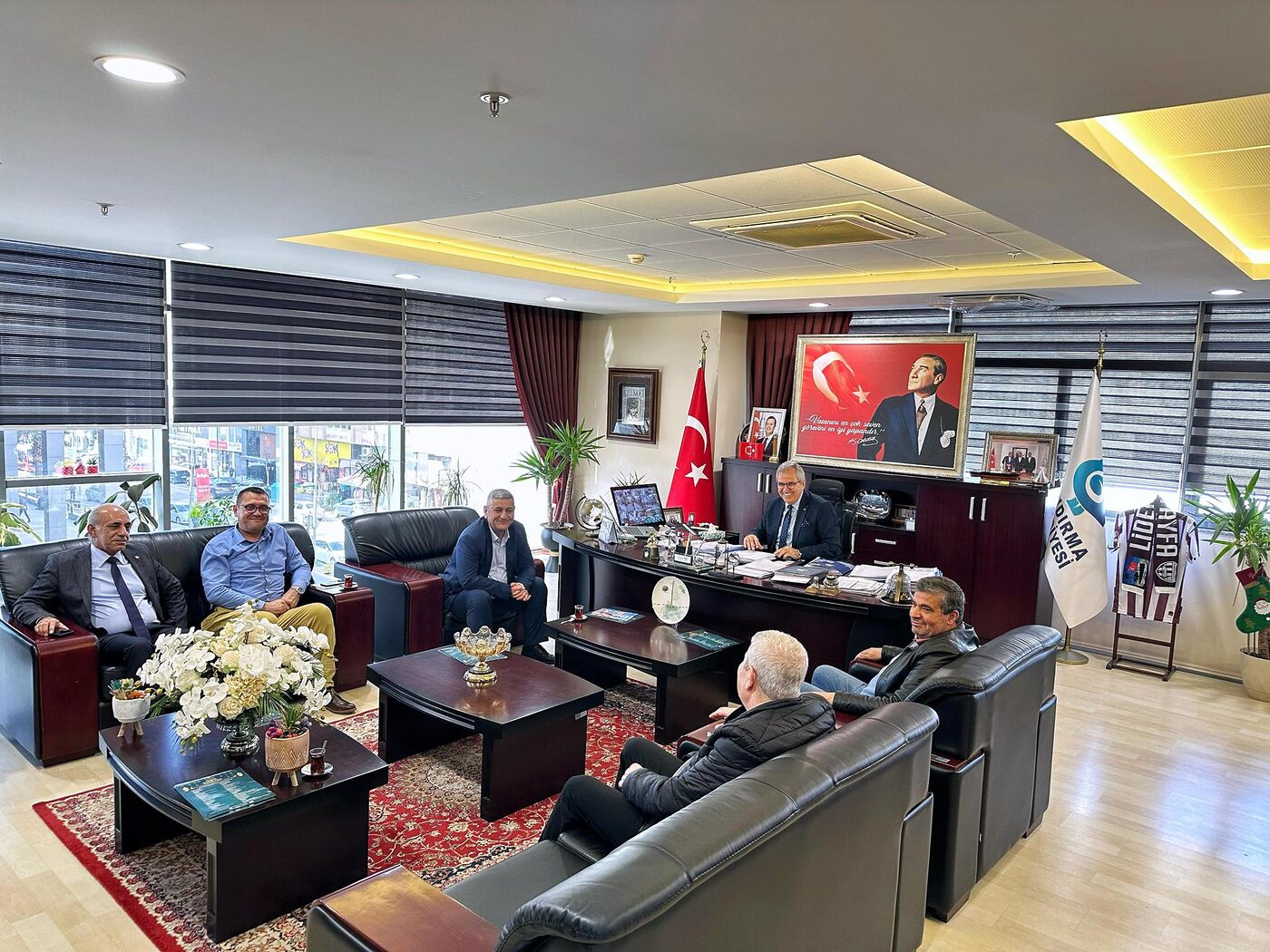 Bandırma Belediye Başkanı Dursun Mirza, ziyaretine gelen misafirlerini belediyede ağırladı.