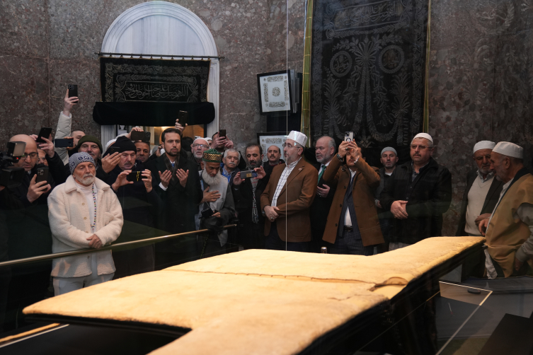 Hz. Muhammed'in vasiyeti üzerine Veysel Karani'ye bırakılan önemli kutsal emanetlerden