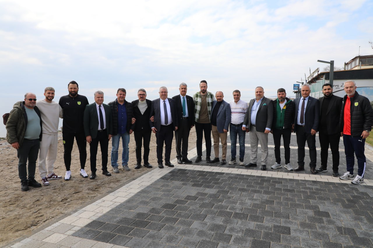Edremit Belediye Başkanı Mehmet Ertaş ve 1966 Edremitspor yönetimi basın