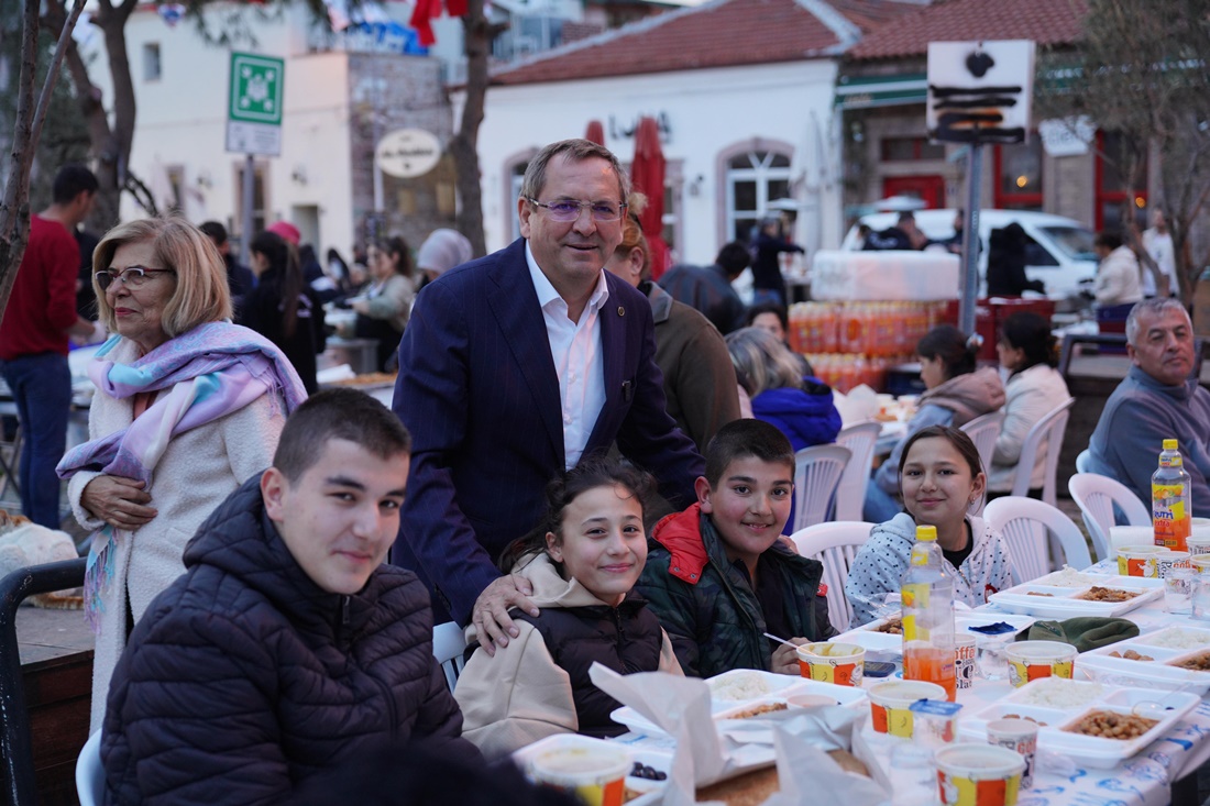 Ayvalık Belediyesi ev sahipliğinde, Cunda (Alibey) adasında düzenlenen iftar sofrasına,