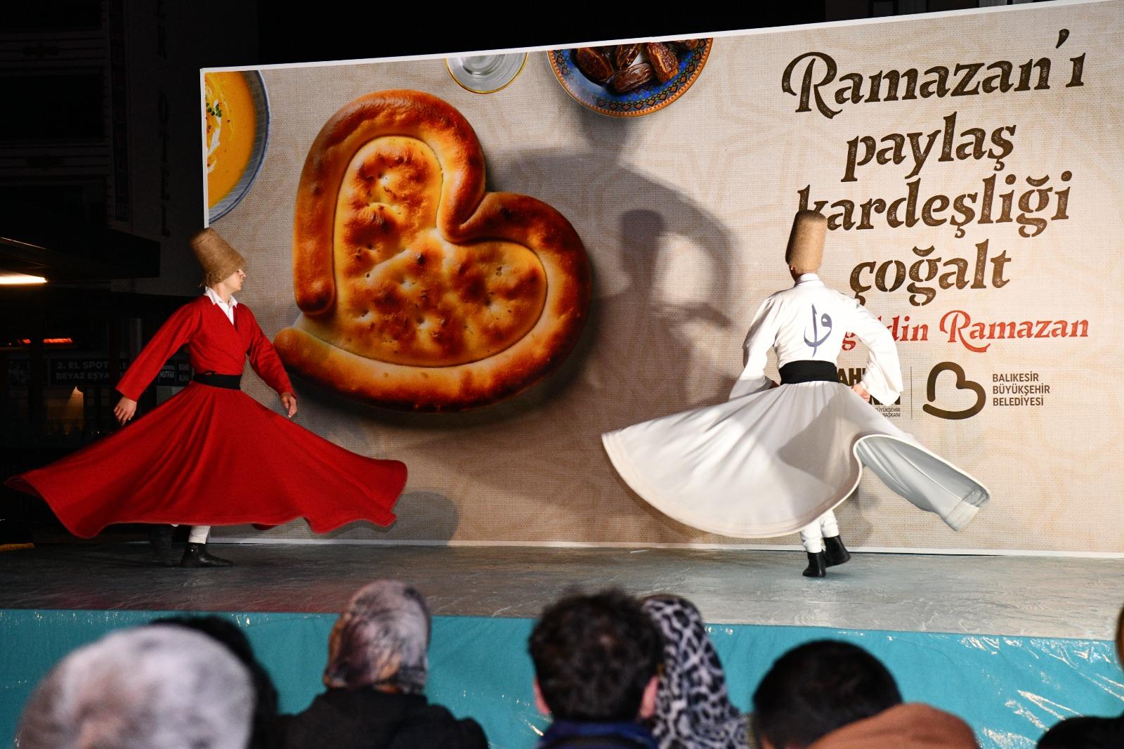 Balıkesir Büyükşehir Belediye Başkanı Ahmet Akın’ın öncülüğünde kurulan iftar çadırı