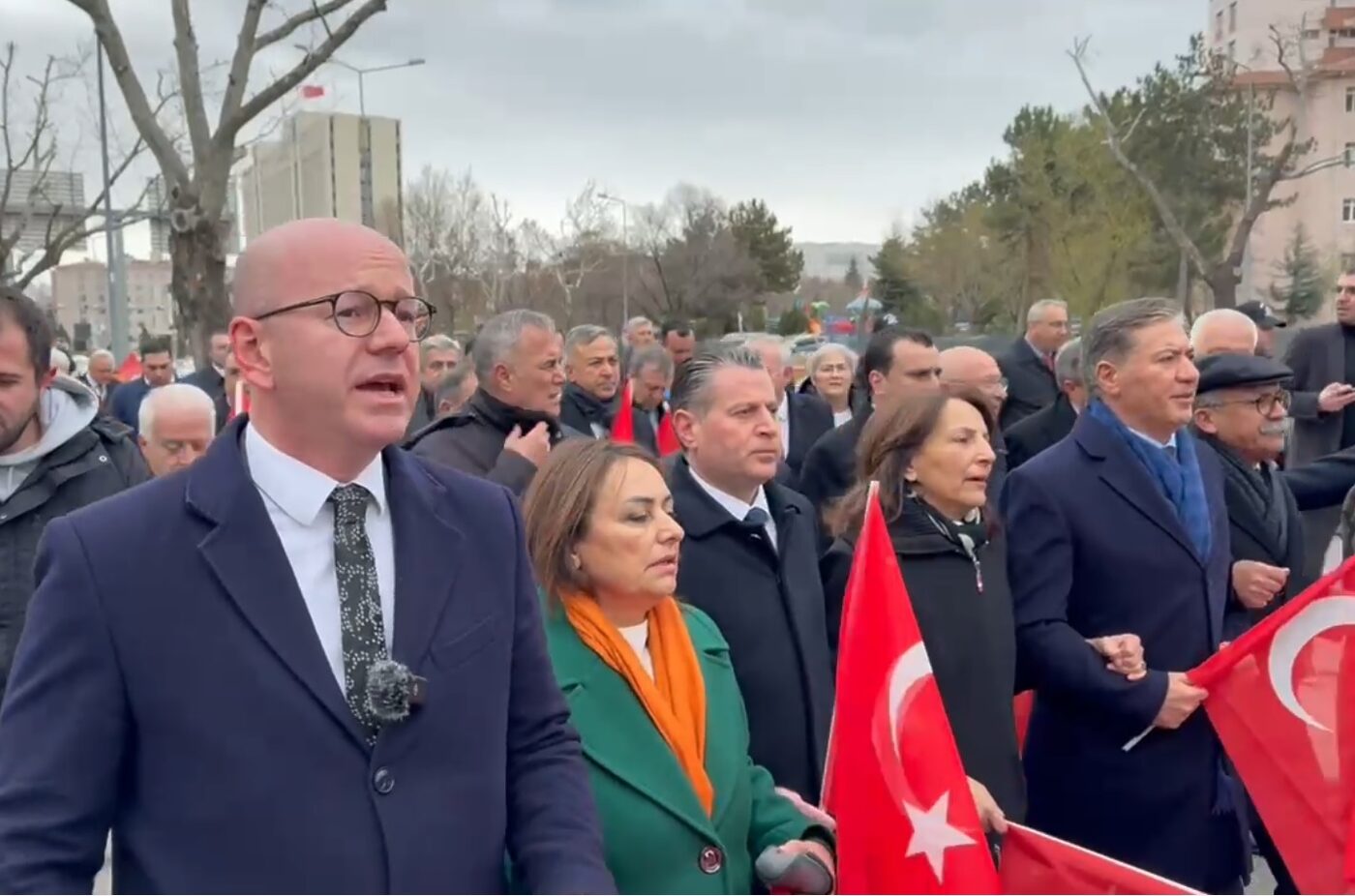 İstanbul Büyükşehir Belediye Başkanı Ekrem İmamoğlu'nun gözaltına alınmasını protesto eden