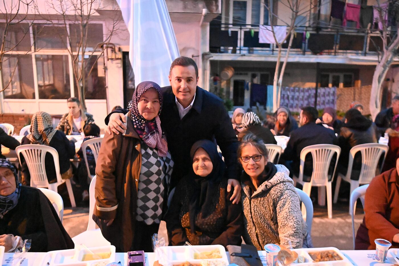 Büyükşehir Belediye Başkanı Ahmet Akın, 2. Sakarya Mahallesi’nde katıldığı iftar