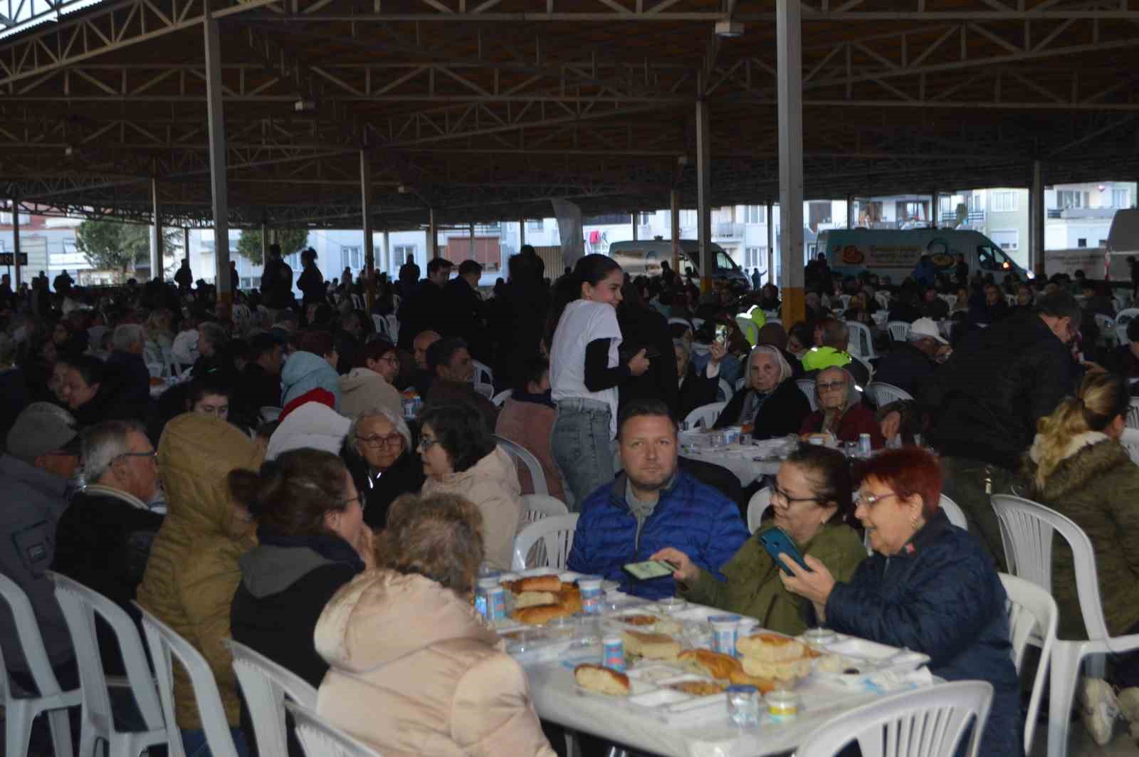 Balıkesir’in Ayvalık ilçesinde; Balıkesir Büyükşehir Belediyesi tarafından düzenlenen iftara ilçe