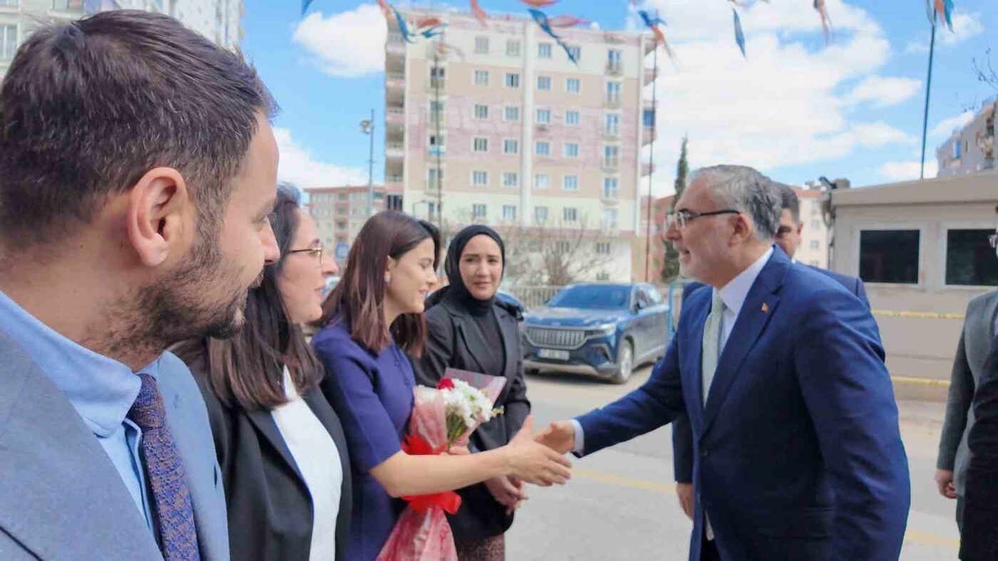 Çalışma ve Sosyal Güvenlik Bakanı Vedat Işıkhan, bir dizi temaslarda