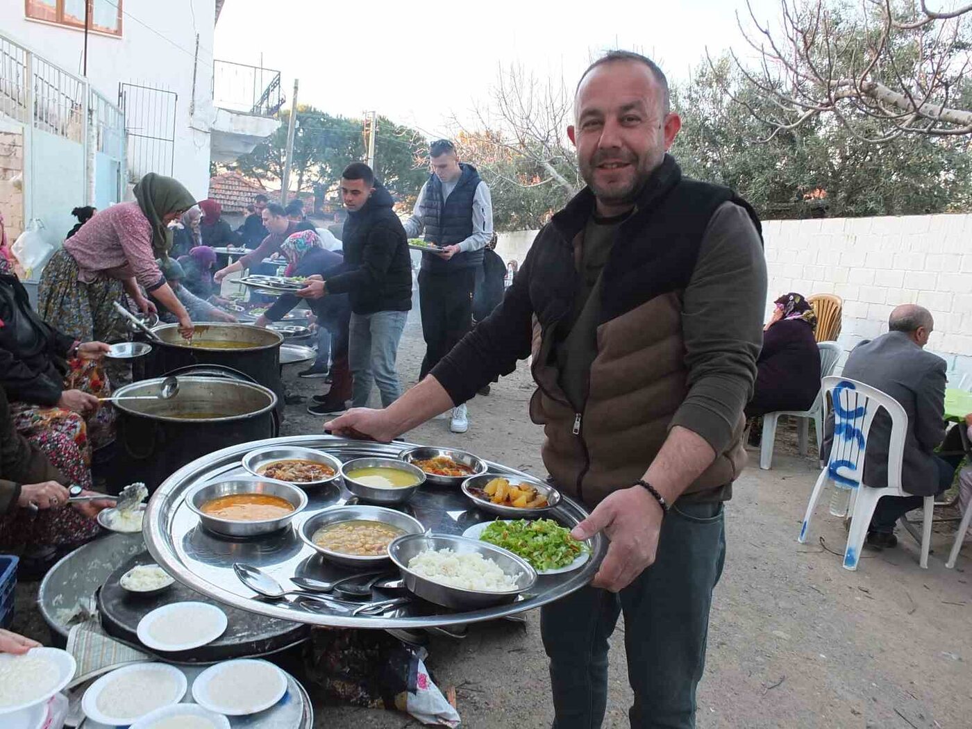 Balıkesir’in Burhaniye ilçesinde, kırsal mahallelerde toplu iftar açma geleneği devam