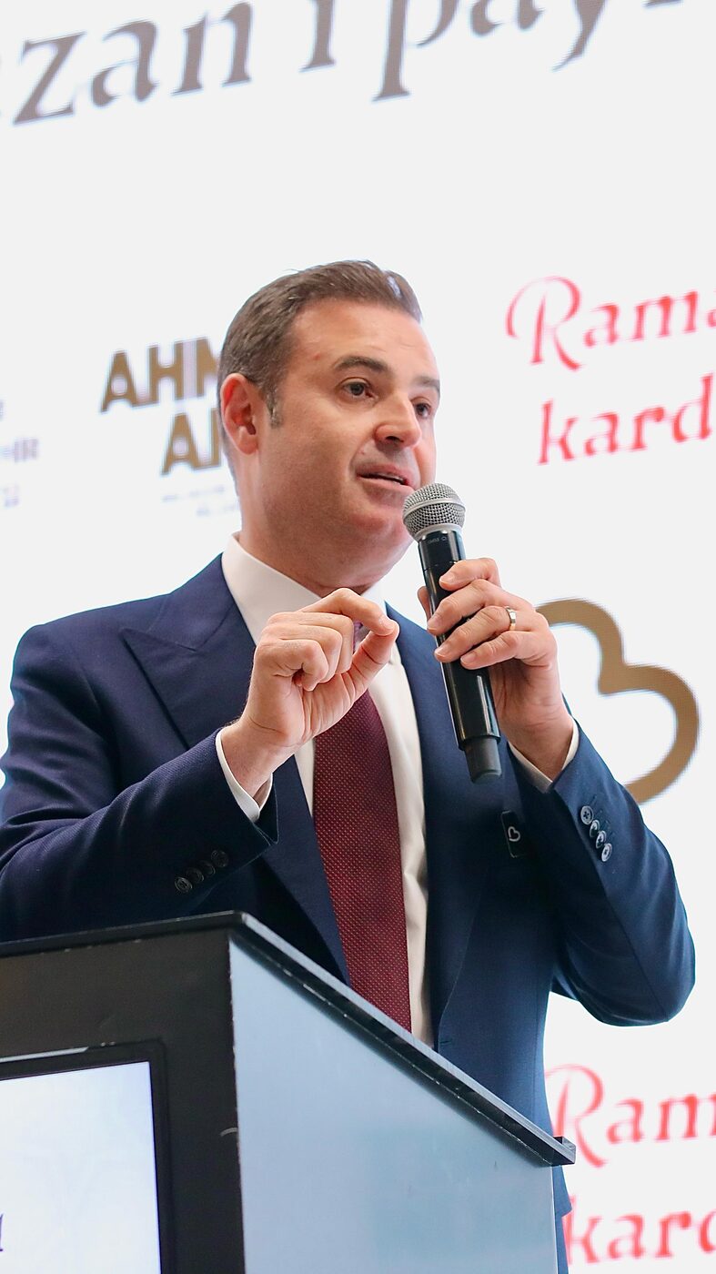 Balıkesir Büyükşehir Belediye Başkanı Ahmet Akın, iftar programında muhtarlarla bir
