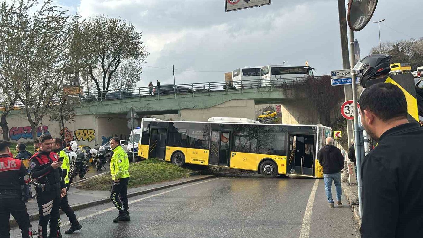 Beyoğlu Karaköy’de yağmur nedeniyle kayganlaşan yolda kontrolden çıkan İETT otobüsü,