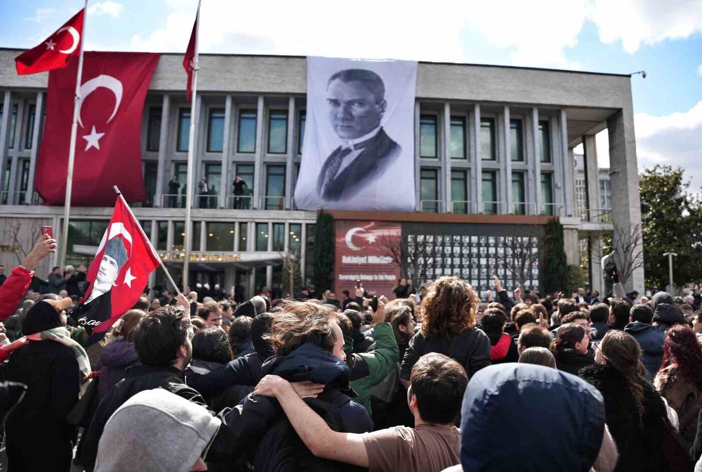 Cumhuriyet Halk Partisi (CHP) Genel Başkanı Özgür Özel, İBB Başkanı