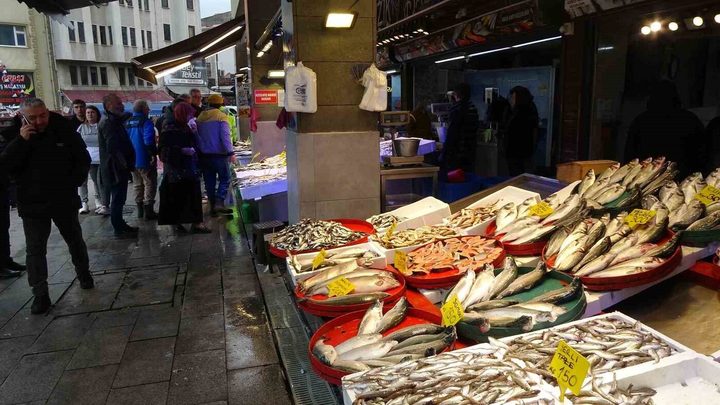 Karadeniz’de son yılların en bereketli balık av sezonunun sonuna gelinirken