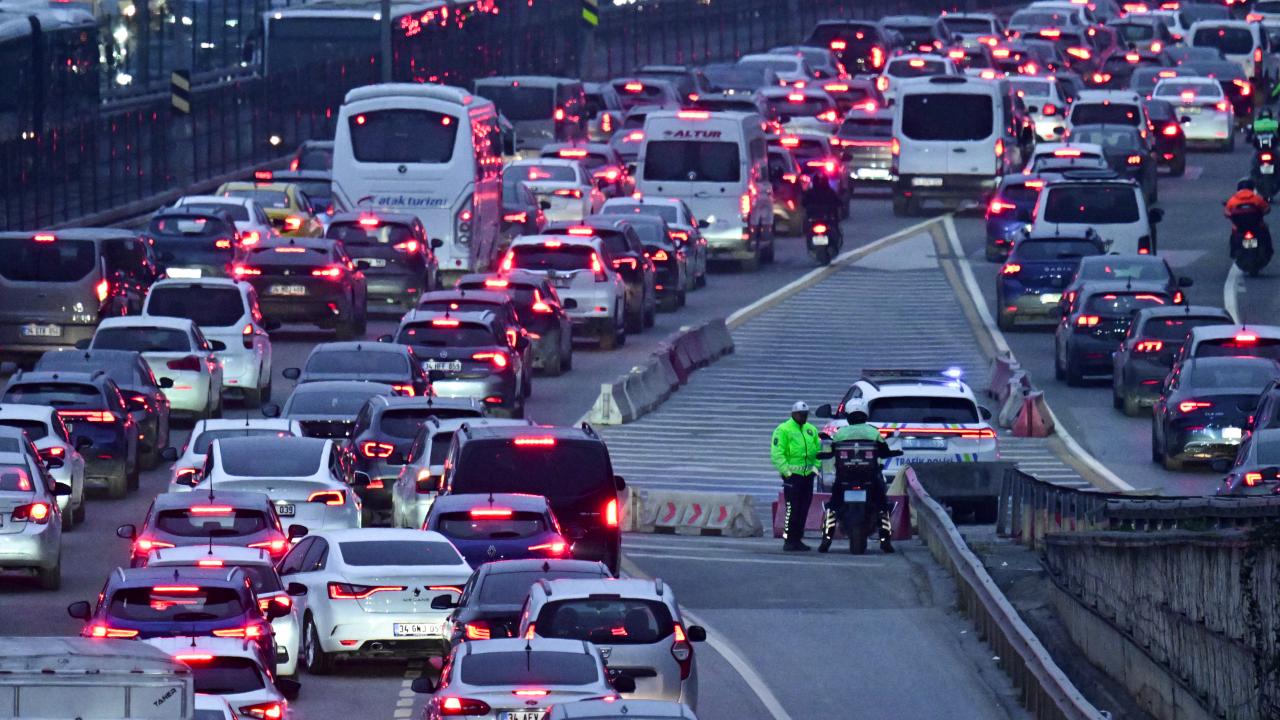 Türkiye'de trafiğe kayıtlı motorlu kara taşıtlarınca 2023'te katedilen yol, 348