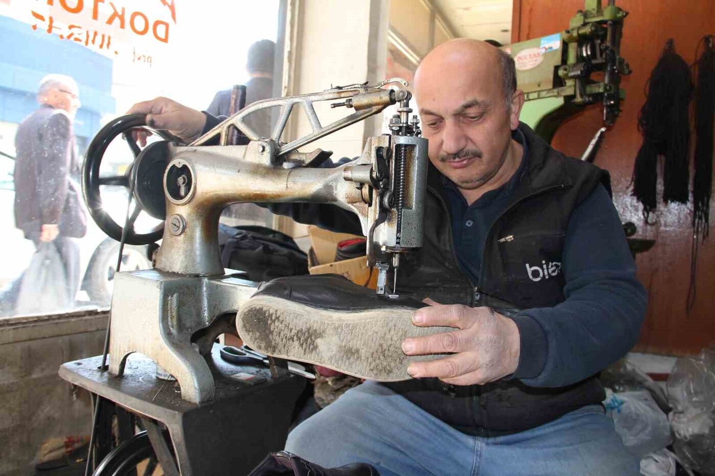 Samsun’un Çarşamba ilçesinde 33 yıldır ayakkabı tamirciliği yapan Murat Bölükbaşı