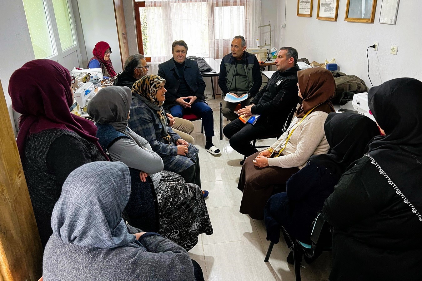 Düzce’nin Akçakoca ilçesi Çiçekpınar köyünde dikiş nakış kursunda eğitim alan