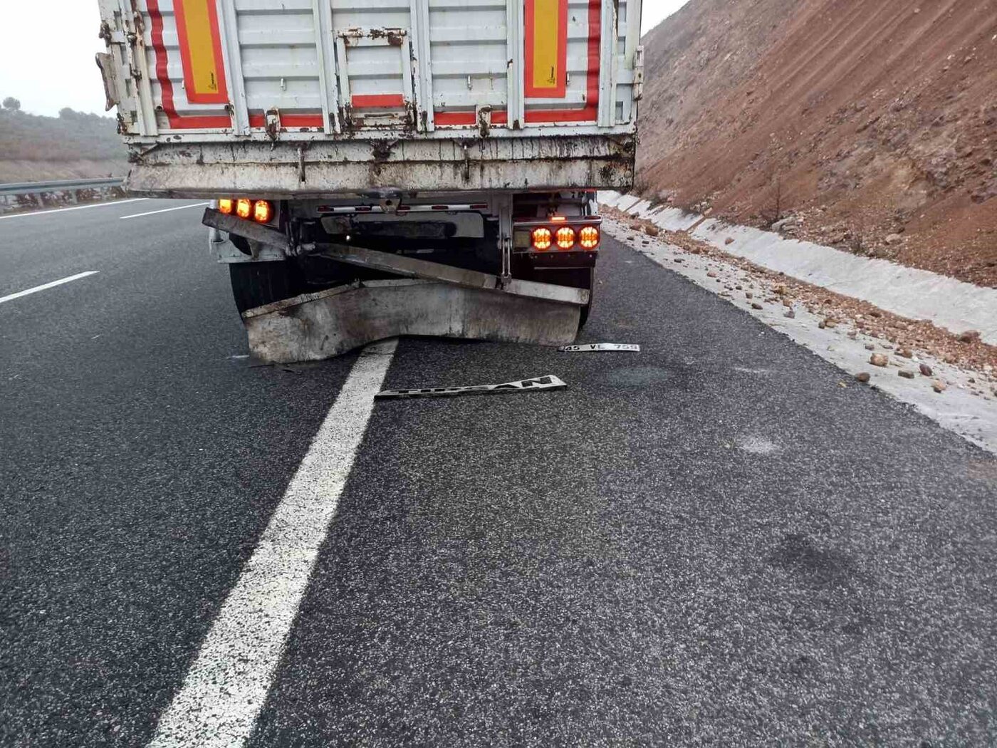 Balıkesir’de İzmir İstanbul otoyolunda meydana gelen trafik kazasında kamyona arkadan