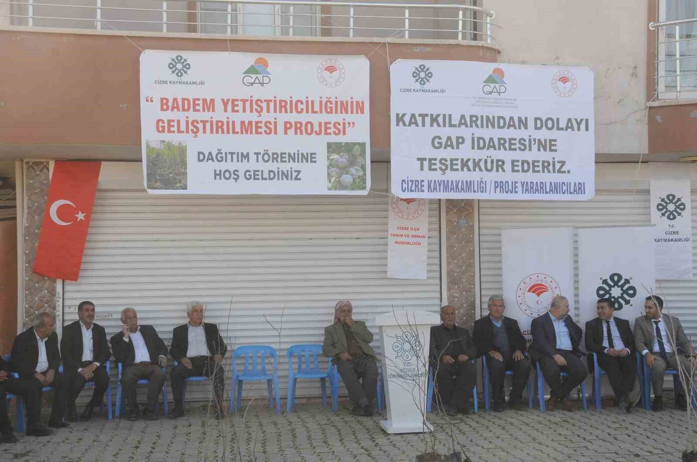 Şırnak’ın Cizre ilçesinde 42 çiftçiye fıstık ve bıttım fidanı dağıtıldı.