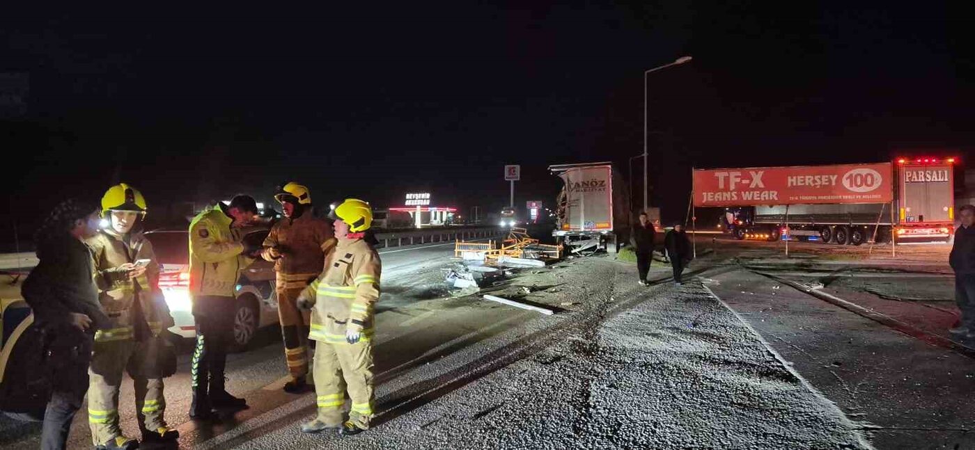 Balıkesir’in Susurluk ilçesinde, Bursa istikametinde seyreden iki çekicinin karıştığı trafik