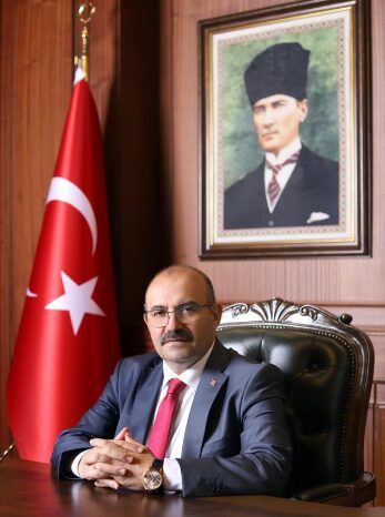 Balıkesir Valisi İsmail Ustaoğlu, tüm vatandaşların Kadir Gecesi’ni kutladı.