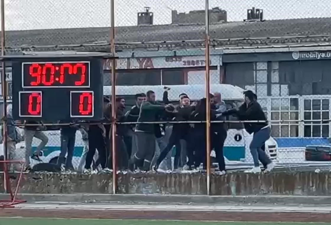 Balıkesir’de karşılaşma sonrası iki takım taraftarı arasında kavga çıktı.  