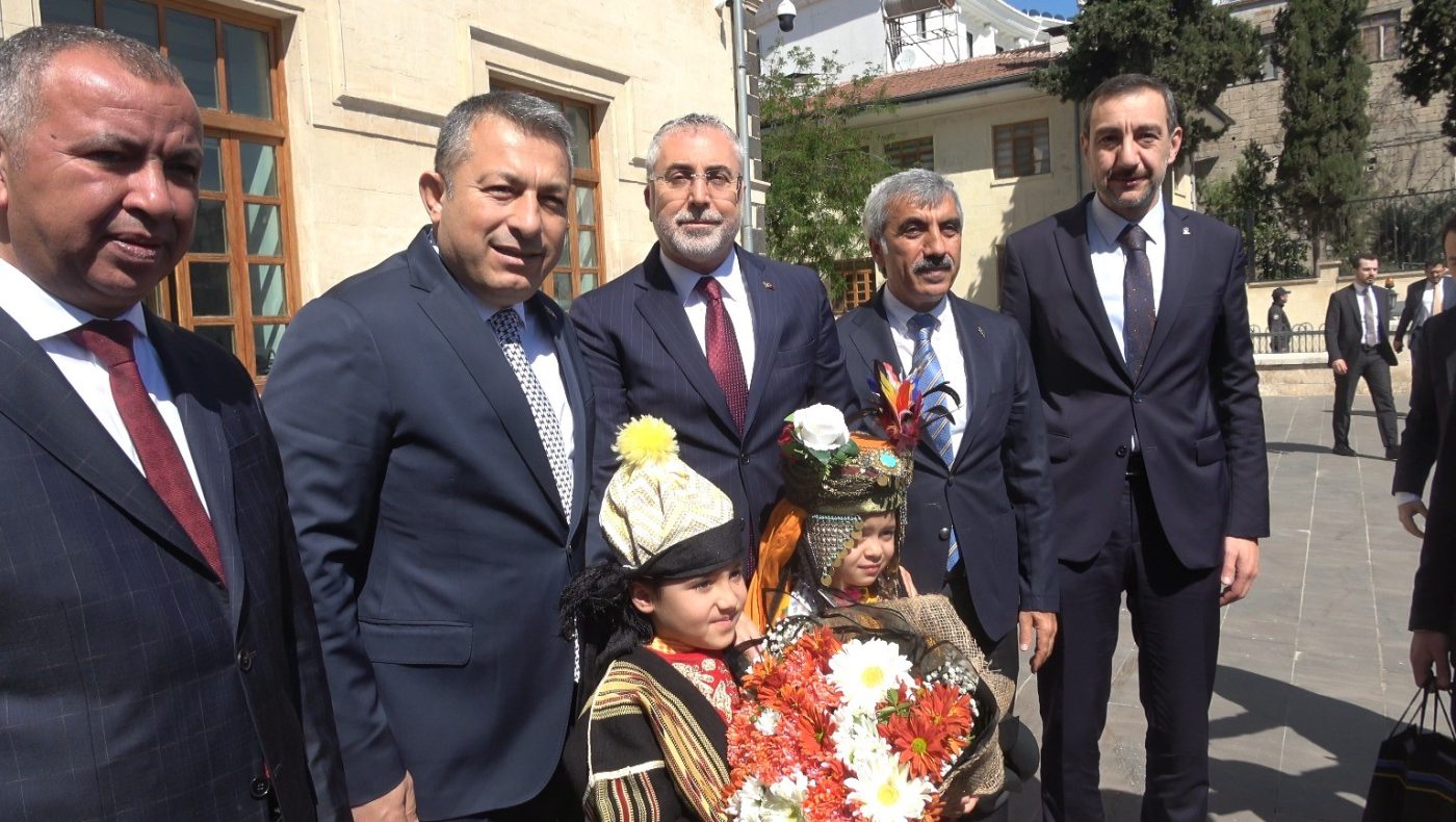 Çalışma ve Sosyal Güvenlik Bakanı Vedat Işıkhan, çeşitli temaslarda bulunmak