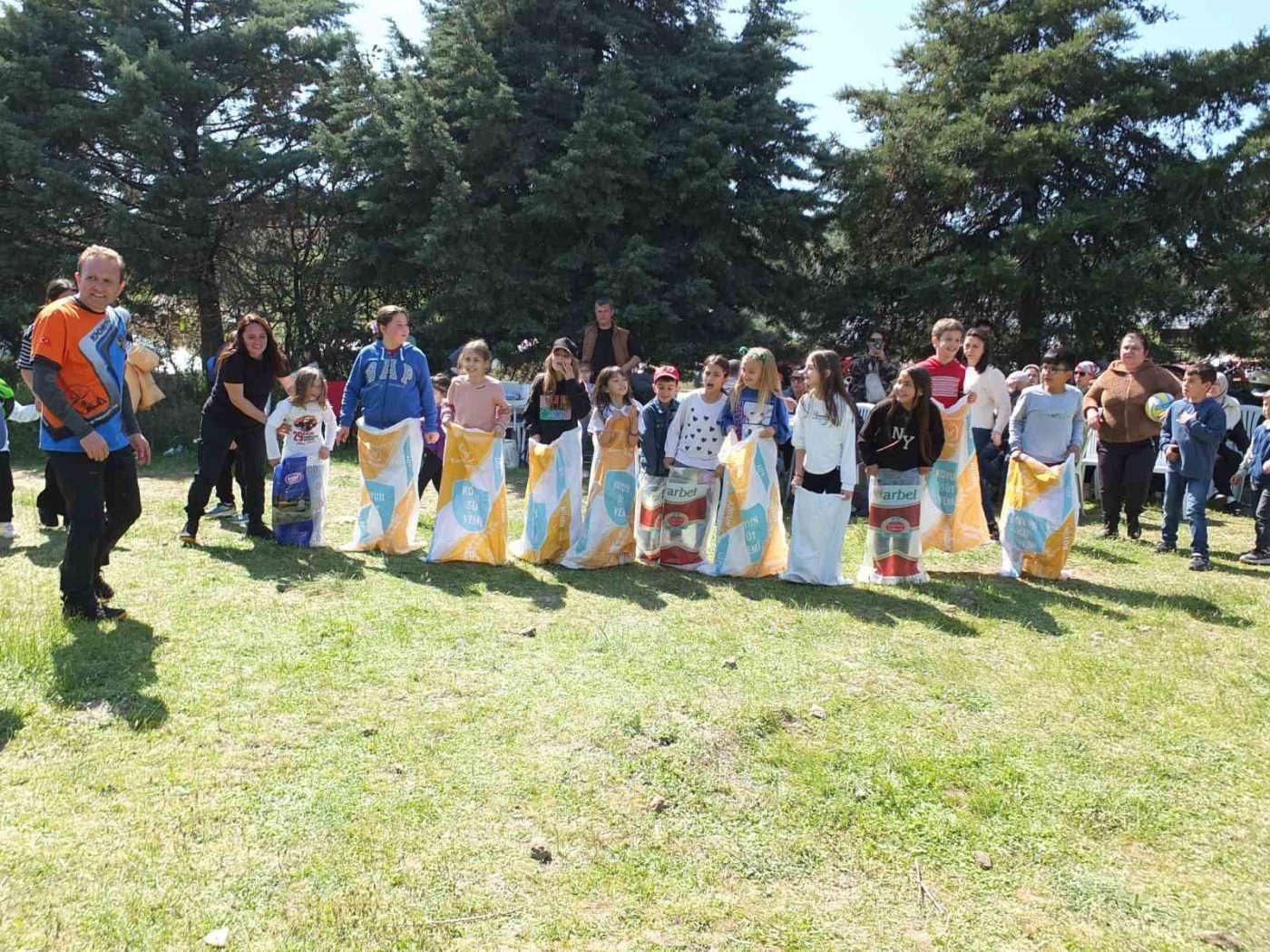 Burhaniye ilçesinde, Şahinler Köyünde düzenlenen Bahar Şenliği ilgi gördü. Şenliğe,