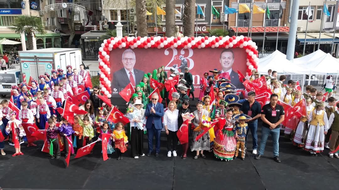 Bandırma’da 1. Uluslararası Balıkesir Çocuk Festivali kapsamında düzenlenen halk dansları