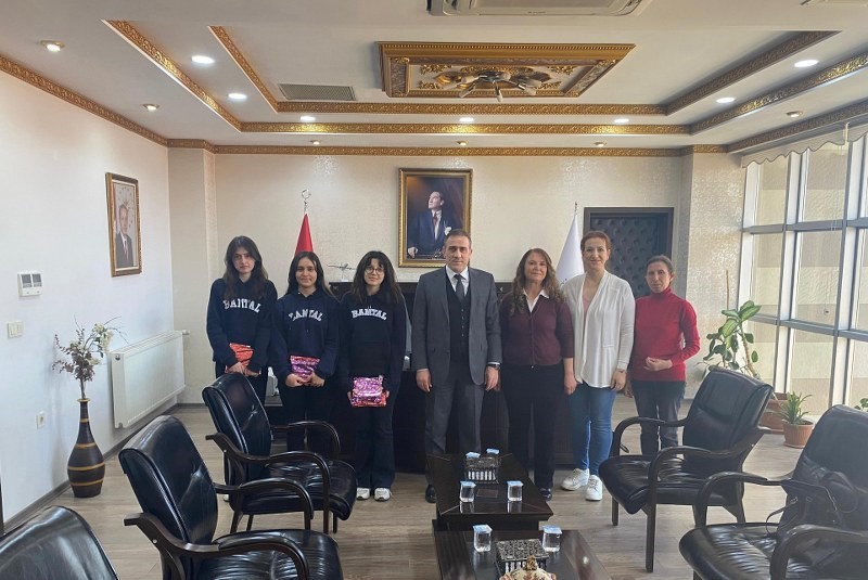 Burhaniye de Kaymakam İlyas Memiş, “Sıfır Atıkla Sanat Yarışması” seçmelerinde,