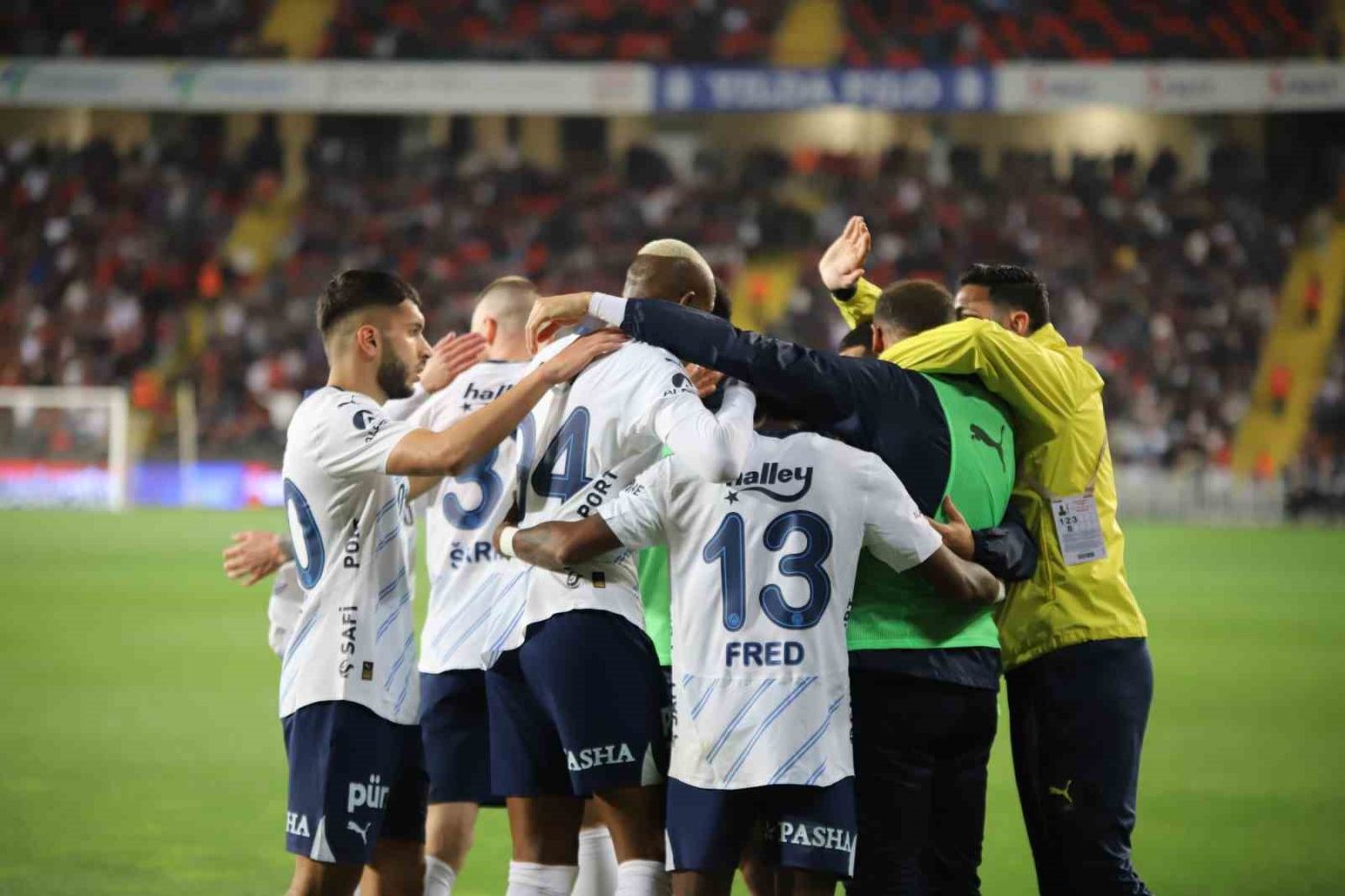 Gaziantep FK karşısında geriye düşen Fenerbahçe sahadan 3 puanla ayrılırken,