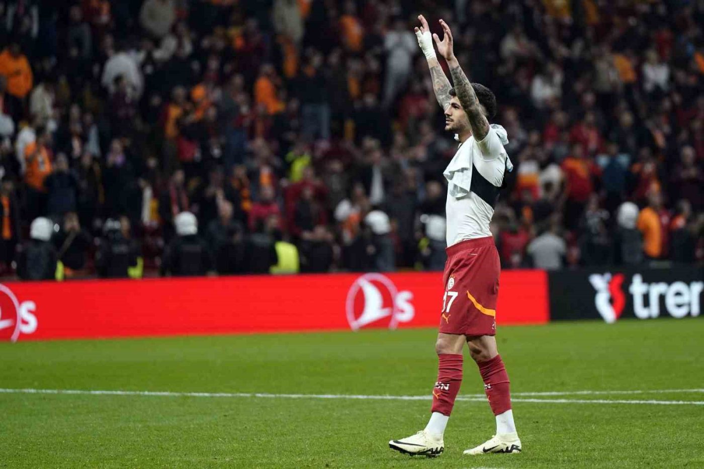 Galatasaraylı futbolcu Eren Elmalı, Bodrum FK maçının ardından sarı-kırmızılı taraftarlara