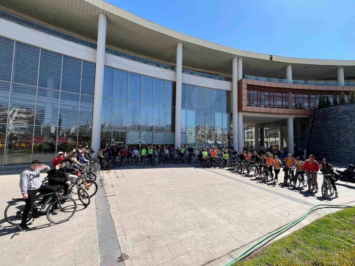 Manisa’nın Akhisar ilçesinde Kalp Haftası etkinlikleri dolayısıyla düzenlenen bisiklet turu