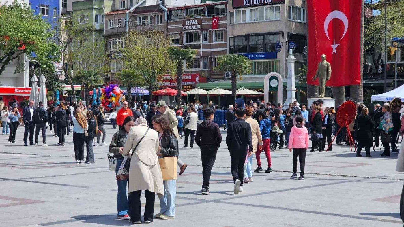 Marmara Denizi’nde, İstanbul’un Silivri açıklarında 6.2 büyüklüğünde deprem meydana geldi.